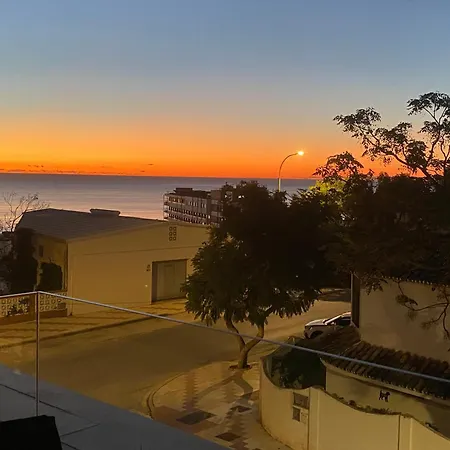 With Little Saltpool Торремолінос